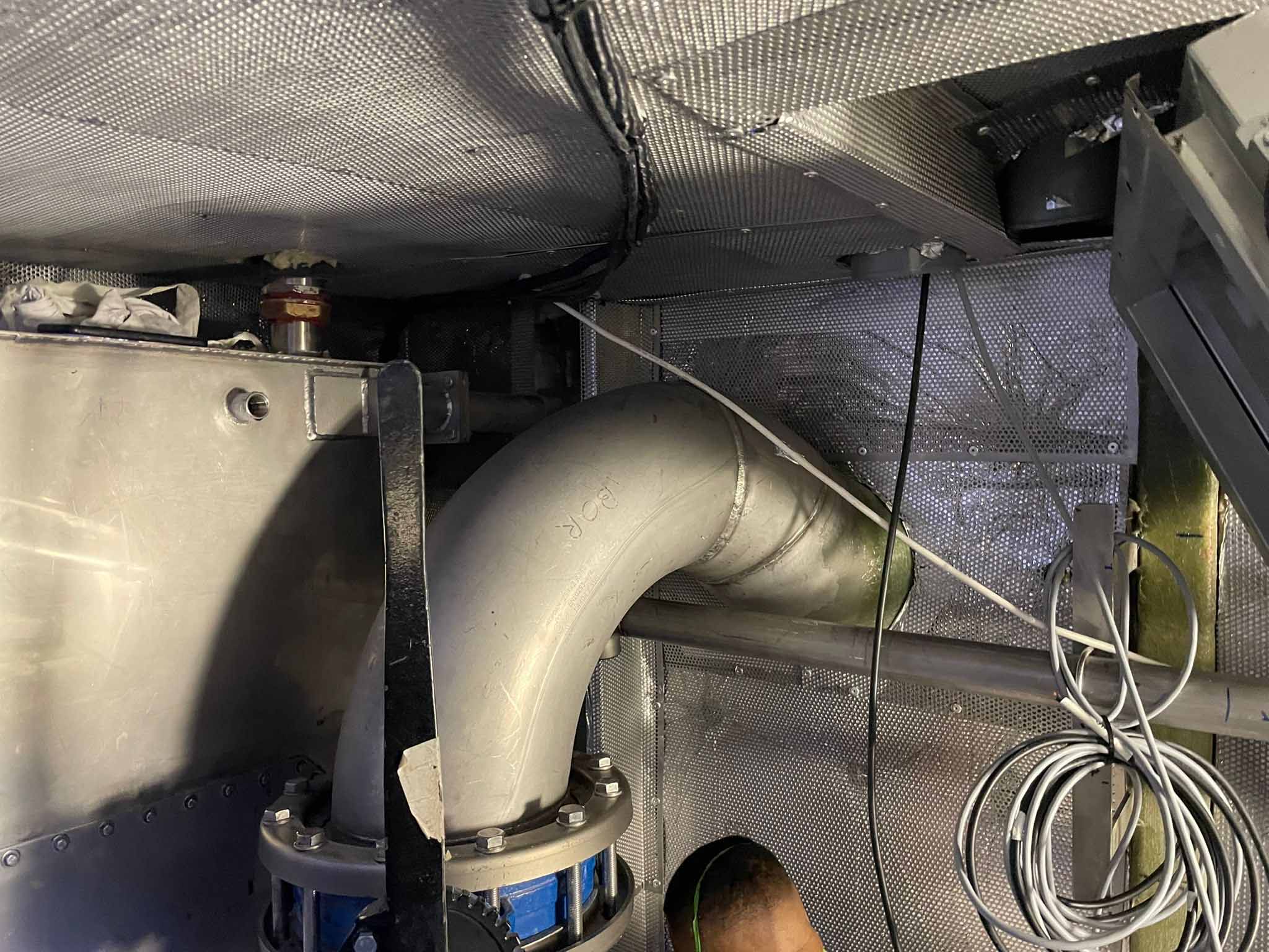 Instalación de tuberías para sistemas de gasoil y refrigeración en un yate